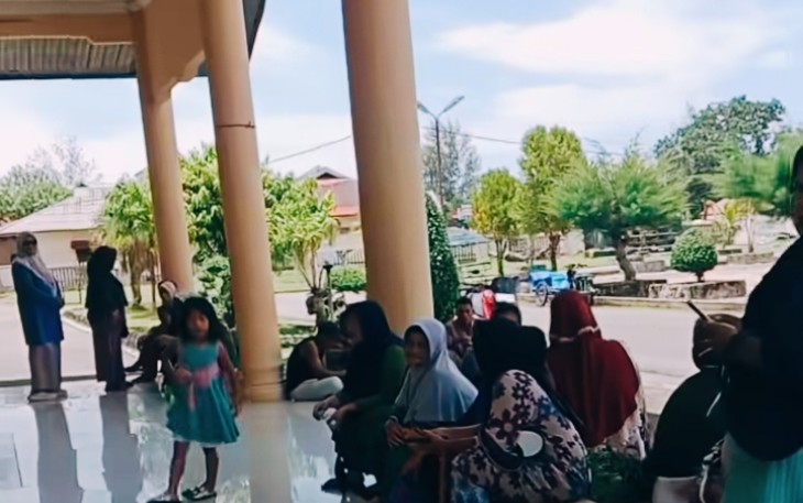 Para warga korban banjir yang didominasi kaum hawa saat mendatangi kantor Bupati Aceh Singkil