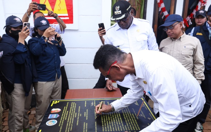 Kementerian Transmigrasi Serahkan 100 Unit RTJK di Kampung Domande, Perkuat Kesejahteraan Masyarakat Lokal