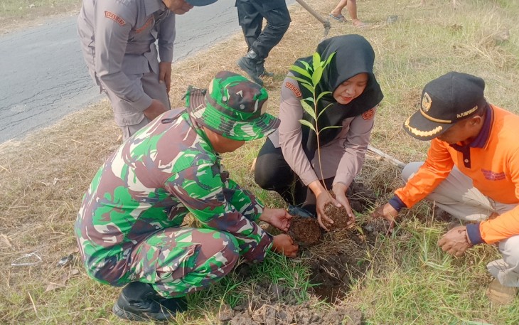 Seratus Pohon Ditanam, Tiga Pilar Wonoasri Titipkan Teduh untuk Generasi Mendatang