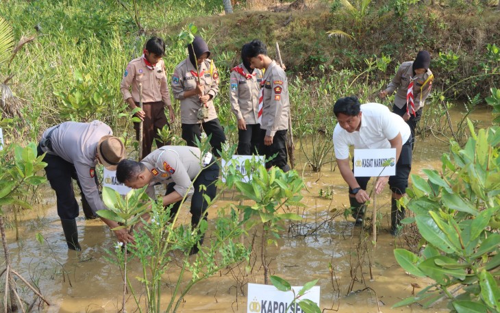 Polres Trenggalek Tanam Mangrove dan Lepas Liarkan Ratusan Tukik