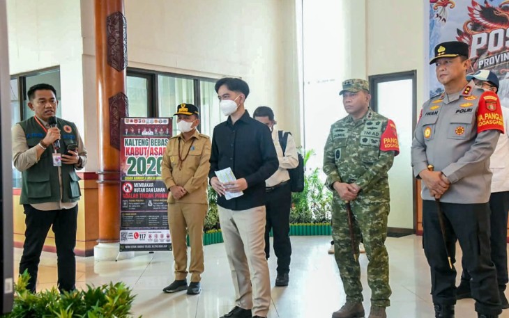 Kapolda Kalimantan Tengah (Kalteng), Irjen Pol Iwan Kurniawan, S.I.K., M.Si. menyambut kedatangan Wakil Presiden Republik Indonesia Gibran Rakabumi Raka di Bandara Tjilik Riwut, Kota Palangka Raya, Kamis (10/9/2026)