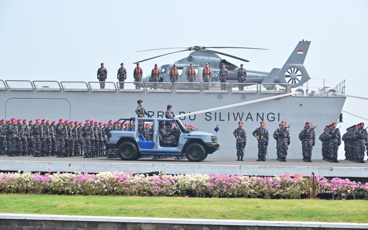 TNI Angkatan Laut menggelar Apel Siaga yang dipimpin langsung oleh Kepala Staf Angkatan Laut (Kasal) Laksamana TNI Dr. Muhammad Ali di Dermaga Madura Koarmada II, Surabaya