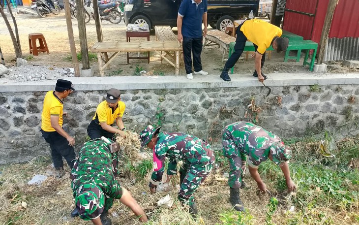 Koramil Kebonsari dan Warga Bergandengan Tangan Bersihkan Pasar Hewan