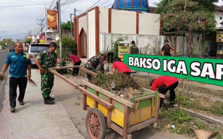 Koramil 0806/Karangan dan Lintas Sektor Bersihkan Pasar