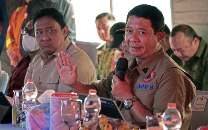 Kepala BNPB Letjen TNI Dr. Suharyanto S.Sos., M.M., (memegang microphone) memberikan arahan dalam Rapat Koordinasi dan Evaluasi Penanganan Kebakaran Hutan dan Lahan (Karhutla) Kalimantan Tengah, di Palangka Raya, Jumat (11/9)