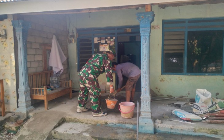 Ringankan Beban Warga, Babinsa Turun Tangan Perbaiki Rumah Rusak