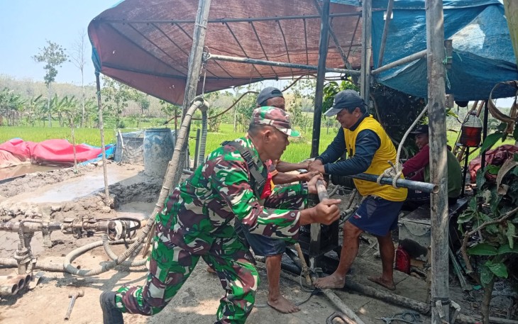 Babinsa Joho Kawal Pembangunan Irigasi, Bantu Petani Hadapi Musim Kemarau