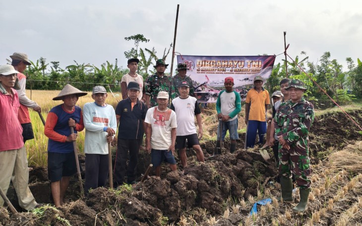 TNI-Polri dan Warga Gotong Royong Bersihkan Irigasi Persawahan