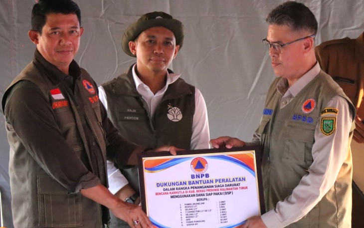 Kepala BNPB Letjen TNI Dr Suharyanto S.Sos., M.M bersama Menteri Kehutanan RI dan Kepala Otorita IKN saat memberikan arahan  dan dukungan bantuan peralatan kepada Kalaksa BPBD daerah terdampak karhutla dalam Rapat Koordinasi Penanganan Karhutla yang diikuti oleh jajaran Forkopimda Provinsi Kalimantan Timur di Bendungan Semoi IKN, Kecamatan Sepaku, Kabupaten Penajam Paser Utara, Provinsi Kalimantan Timur (14/9)