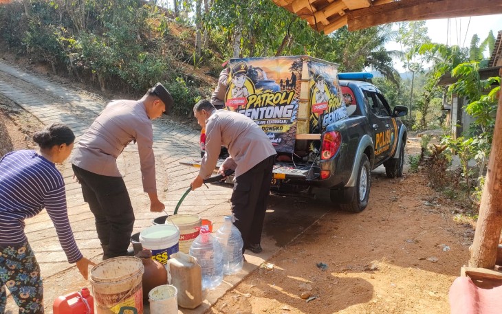 Polres Trenggalek Pasok Ribuan Liter Air Bersih Pakai Mobil Patroli Modifikasi