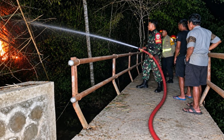 Rumpun Bambu Terbakar, Babinsa dan Damkar Bergerak Cegah Api Merambat ke Permukiman