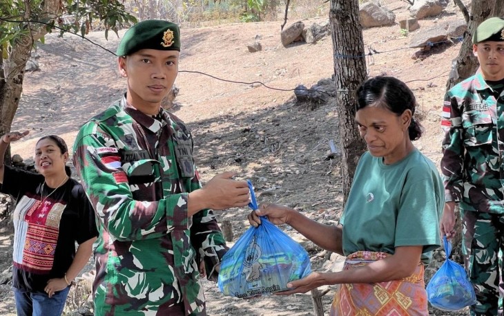 Jumat Berkah, Yonarmed 12 Kostrad Berbagi Sembako kepada Masyarakat Kurang Mampu