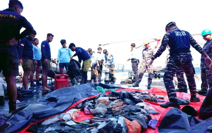 TNI AL Evakuasi Tiga Jenazah Korban KM Virgo Transport 8