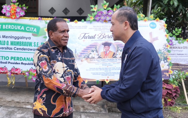 Menteri Transmigrasi, M. Iftitah Sulaiman Suryanagara melayat ke rumah duka Rektor Universitas Cenderawasih (Uncen), Prof. Dr. Oscar Oswald