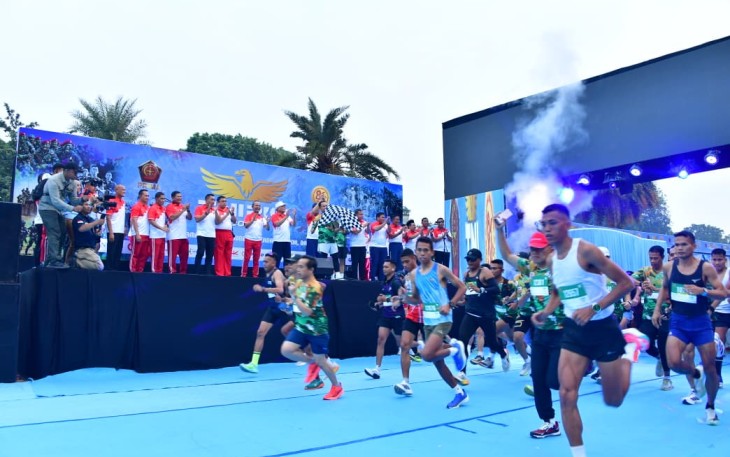Kepala Staf Angkatan Laut (Kasal) Laksamana TNI Dr. Muhammad Ali mendampingi Panglima TNI Jenderal TNI Agus Subiyanto melepas ribuan peserta ajang lari TNI RUN 2026 