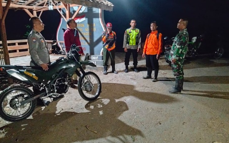 Babinsa, Bersama Inkait dan Komponen Masyarakat Desa Pager Kompak Padamkan Kebakaran Hutan