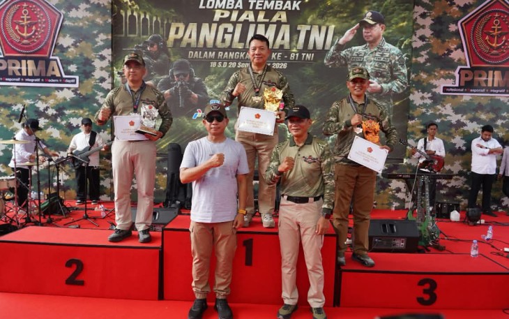Pangkostrad Letjen TNI Mohammad Fadjar foto bersama Panglima TNI Jenderal TNI Agus Subiyanto pada penyerahan juara lomba tembak Piala Panglima TNI 2026 di Cilodong, Minggu (20/9)