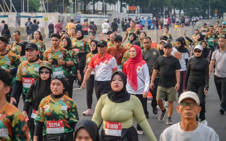Pangkostrad Letjen TNI Mohammad Fadjar beserta ibu mengikuti TNI Run 2026