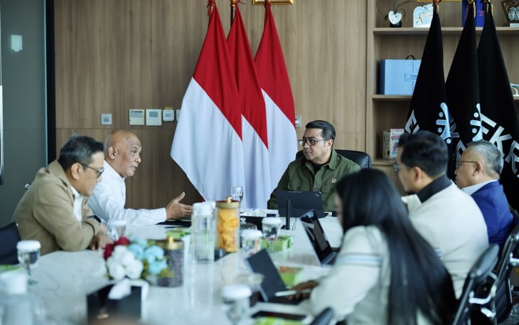 Menteri Ekonomi Kreatif/Kepala Badan Ekonomi Kreatif (Menekraf) Teuku Riefky Harsya mendiskusikan bersama Pengelola Nama Domain Internet Indonesia (PANDI) perluasan akses pasar digital sekaligus komersialisasi identitas budaya lokal sebagai mesin baru pertumbuhan ekonomi nasional, di Kantor Kementerian Ekonomi Kreatif, Jakarta, Rabu (21/09/2026)