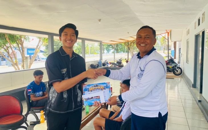 Kodaeral IX Serahkan Hadiah Lomba Foto Unik HUT ke-81 TNI
