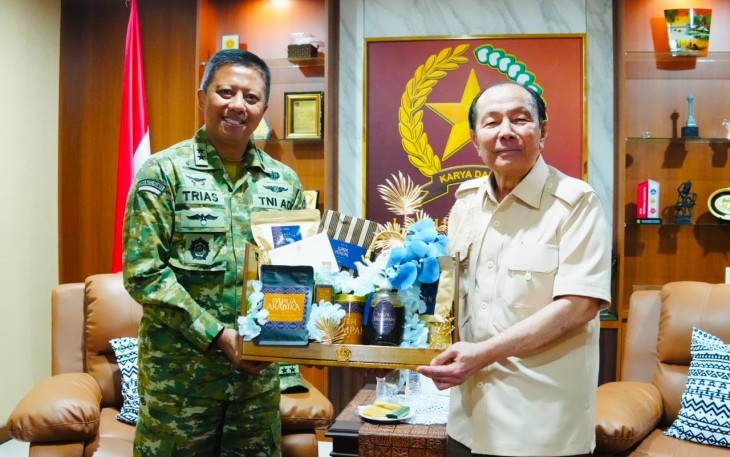 Kepala Staf Komando Pertahanan Udara Nasional (Kas Kohanudnas) Mayjen TNI Trias Wijanarko, S.I.P., M.H.I. beserta rombongan melaksanakan anjangsana kepada Jenderal (HOR) H.B.L. Mantiri 