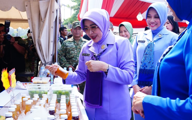 Wakil Ketua Umum Dharma Pertiwi Ny. Susi Tandyo Budi R membuka secara resmi Bazar TNI 