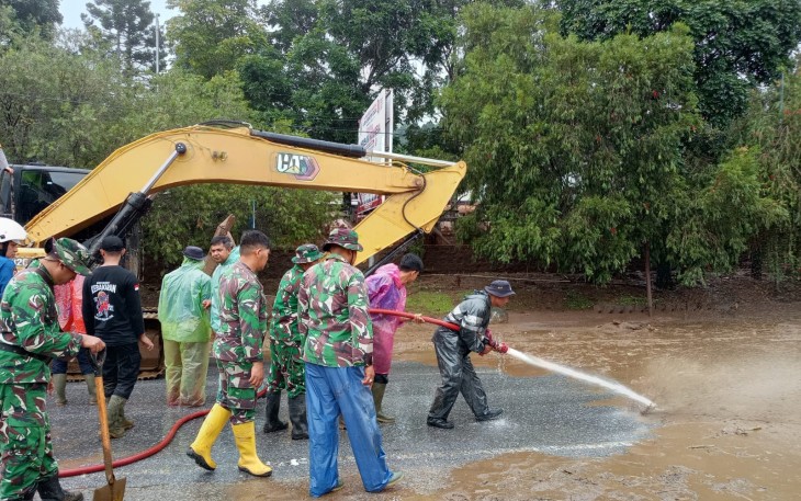 Gerak Cepat TNI Bantu Tangani Dampak Banjir Bandang di Kabupaten Solok Sumbar