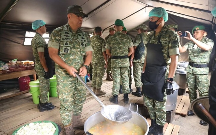 Wakil Panglima TNI Jenderal TNI Tandyo Budi R. mendampingi Menteri Pertahanan RI Sjafrie Sjamsoeddin meninjau Batalyon Infanteri Teritorial Pembangunan (Yonif TP) 336/Merak Sakti