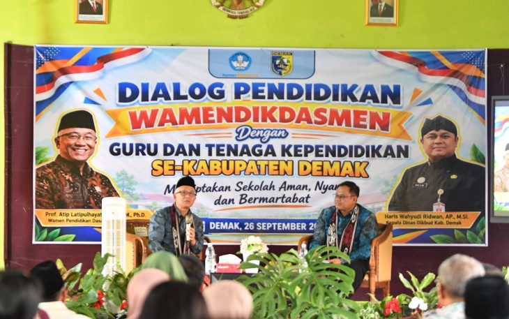 Wakil Menteri Pendidikan Dasar dan Menengah (Wamendikdasmen), Atip Latipulhayat, berdialog bersama guru dan kepala sekolah di Kabupaten Demak, Jawa Tengah, membahas revitalisasi satuan pendidikan, kebutuhan sarana belajar di wilayah rawan bencana, serta berbagai tantangan pendidikan di daerah, Sabtu (26/9/2026). *Fotografer: Yuswan Rosepi