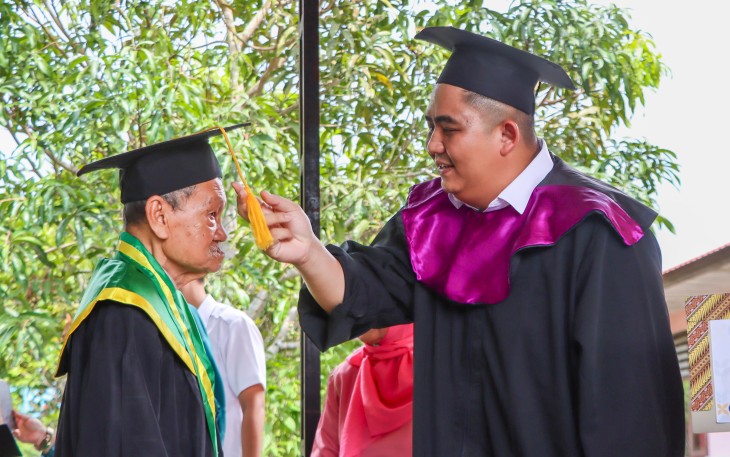 Sebanyak 37 lansia mengikuti prosesi Wisuda Sekolah Lansia Rumah Bahagia Bintan, Rabu (30/09)