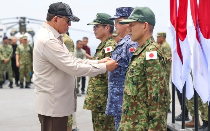 Wapang TNI Dampingi Menhan RI Anugerahkan Satyalancana Dharma Samudera kepada Personel JMSDF