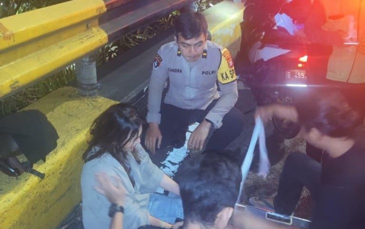 Evakuasi korban kecelakaan di Flyover Senayan