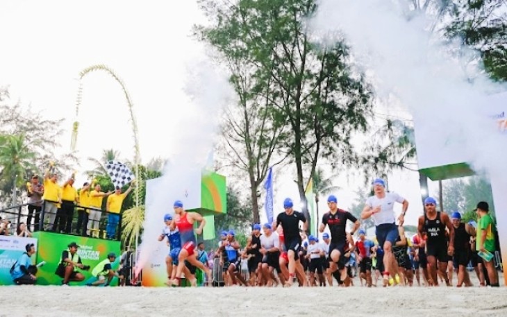 Gubernur Prov Kepri Ansar Ahmad Lepas Start Peserta dari 32 Negara Berlaga di Event Bintan Triathlon 2026