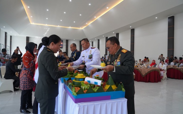 Peringati HUT ke-81 TNI, Korem 143/HO Gelar Makan Gratis Bersama Masyrakat dan Libatkan UMKM