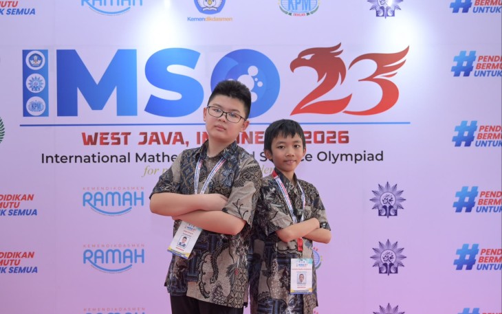 Kiri ke kanan: Aiden Gracio, Murid Kelas 6 SD Witama Plus Srikandi Pekanbaru, dan Kaindra Nadira Saidtama, Murid Kelas 6 SDIT Bina Bangsa Sejahtera Kota Bogor, dua peserta IMSO-23 asal Indonesia yang merupakan peraih medali emas OSN