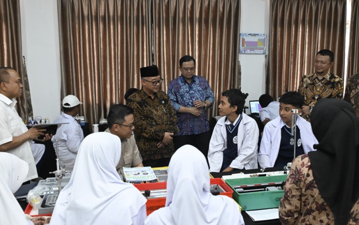 Mendikdasmen, Abdul Mu'ti mendampingi Menko PMK, Sugiono saat  melakukan kunjungan kerja di Sekolah Nasional Terintegrasi 7 Bogor. ( Fotografer : Ikram)