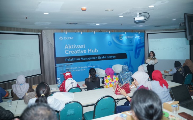 Kementerian Ekonomi Kreatif/Badan Ekonomi Kreatif (Kementerian Ekraf) membekali 33 pelaku usaha fesyen dengan strategi pengembangan bisnis dan penerapan fesyen.Pelatihan Manajemen Usaha Fesyen yang berlangsung pada 10–11 Oktober 2026 ini bagian dari Aktivasi Creative Hub Fesyen. Tangerang Selatan, Banten, Sabtu (10/10)