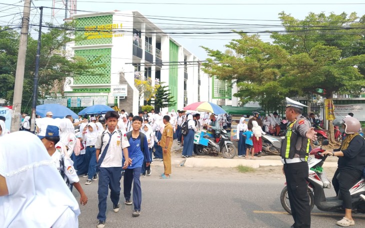 Polisi Bersama Masyarakat Terpampang Nyata di Pesisir Barat