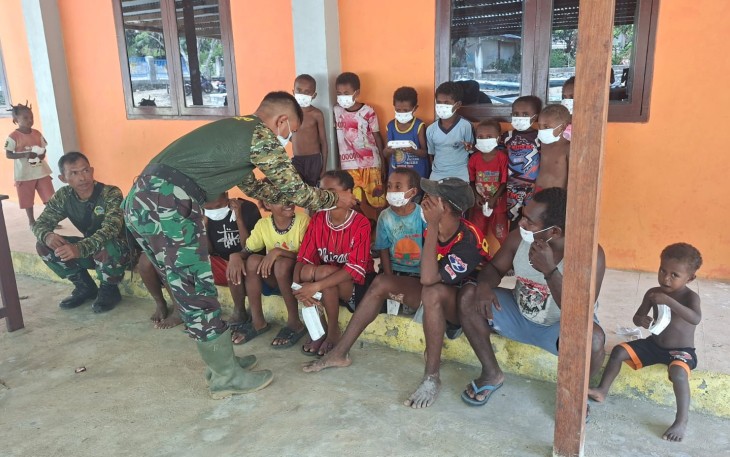 Edukasi anak-anak pakai masker cegah ISPA di Kampung Yamboi