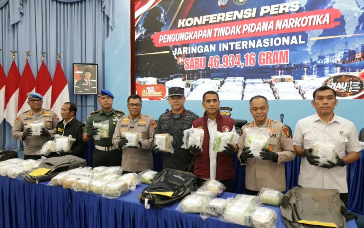 Kapolda Riau Irjen Pol Arman Achdiat saat konferensi pers