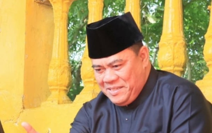 Sekretaris Daerah Kabupaten Bintan, Ronny Kartika, saat menghadiri Kenduri Merohom Bukit Batu, Jumat (16/01) di Kompleks Makam Marhum Bukit Batu, Desa Bintan Buyu, Kecamatan Teluk Bintan