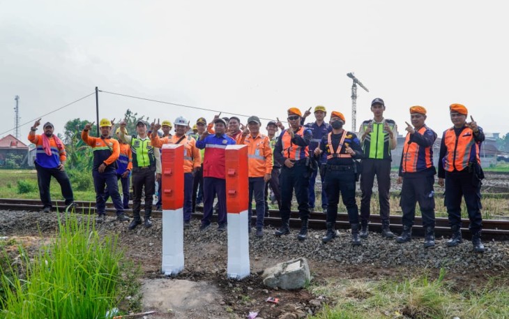 KAI Bersama Unsur Kewilayahan Perkuat Keselamatan dengan Penataan Akses Jalur Kereta di Kampung Cipondang