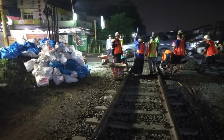 KAI Daop 2 Bandung Jalankan Komitmen Keselamatan Perjalanan KA di Perlintasan Sebidang