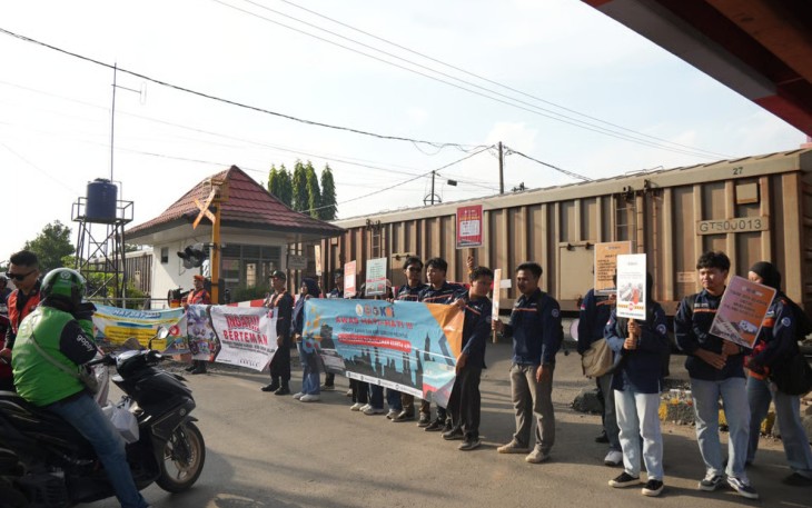 KAI Divre IV Tanjungkarang Ingatkan Masyarakat Dilarang Beraktivitas di Jalur Kereta Api