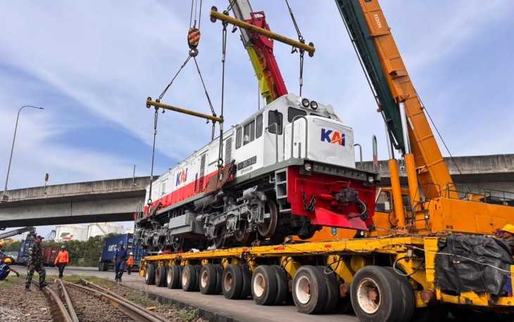 KAI Logistik Distribusikan 4 Lokomotif Hidrolik