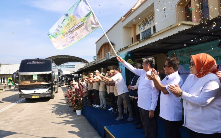 Menaker Yassierli saat Lepas Mudik 1.431 Pekerja Panasonic