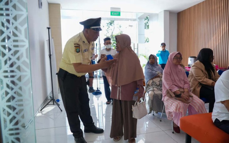 Melayani Sepenuh Hati, Security BRI BO Otista Hadirkan Kenyamanan bagi Nasabah Pensiunan