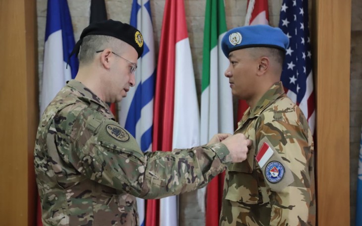 Penyematan LAF Medal oleh LAF Navy Commander Admiral Mustafa Al-Ali kepada Dansatgas MTF TNI Konga XXVIII-P/UNIFIL Letkol Laut (P) Anugerah Annurullah.
