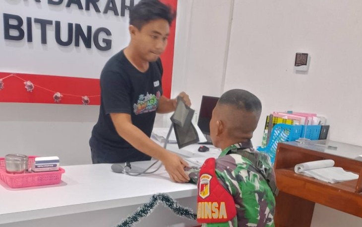 Personil Kodim 1310/Bitung saat melakukan pemeriksaan darah sebelum melakukan pendonoran darah kepada ibu yang akan melahirkan