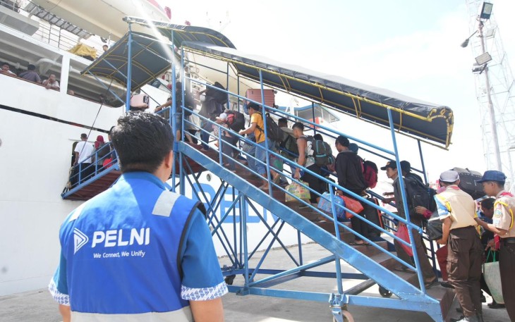 Petugas Pelni saat melakukan pemantauan kenaikan penumpang